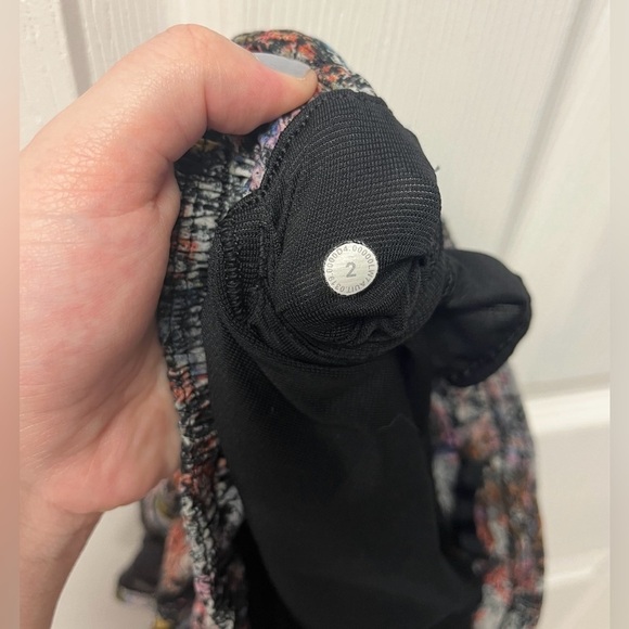 Lululemon Hotty Hot Short II *Long 4" - Sz 2 - Picture 5 of 7